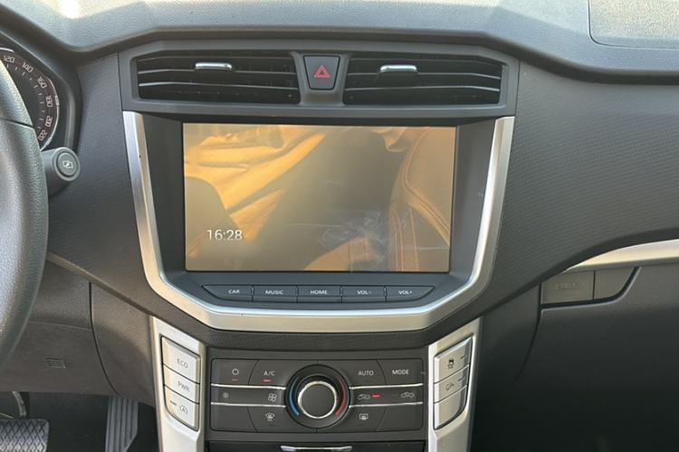 Used SAIC MAXUS T60 2017 2.0T Gasoline Automatic 4x4 High-Ride Elite Standard Cabin Interior 8