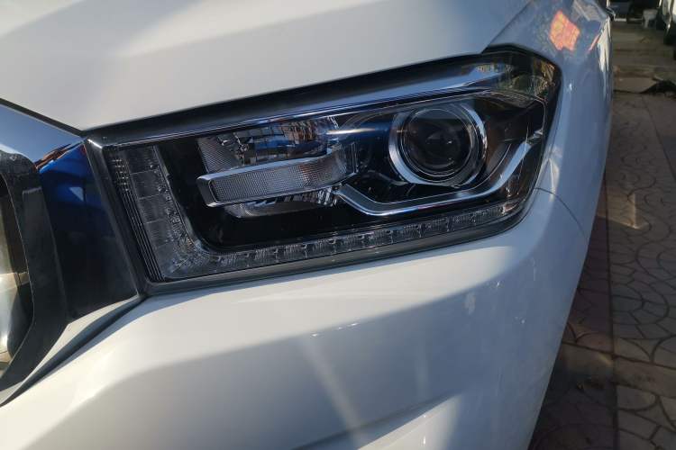 Used SAIC MAXUS T60 2017 2.0T Gasoline Automatic 4x4 High-Profile Luxury Standard Cab Left Front Headlight