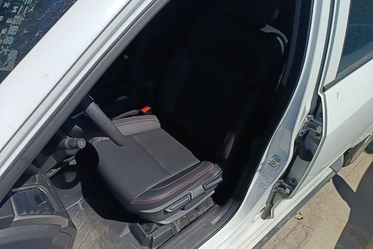 Used SAIC MAXUS T60 2017 2.0T Gasoline Automatic Two-Wheel Drive High-Ride Elite Standard Cabin Left Front Seat