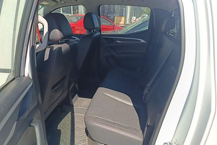Used SAIC MAXUS T60 2017 2.0T Gasoline Automatic Two-Wheel Drive High-Ride Elite Standard Cabin Left Rear Seat