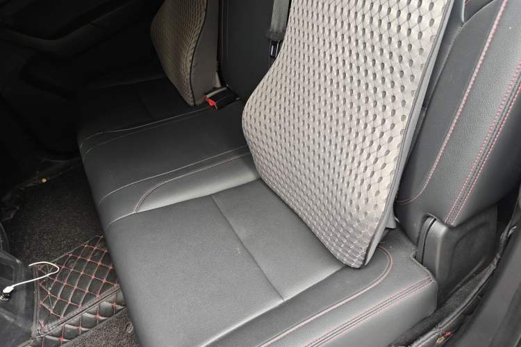 Used SAIC MAXUS T60 2017 2.0T Gasoline Automatic 4x4 High-Ride Elite Standard Cabin Left Rear Seat