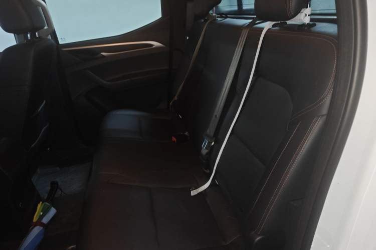 Used SAIC MAXUS T60 2017 2.0T Gasoline Automatic Two-Wheel Drive High-Ride Elite Standard Cabin Left Rear Seat