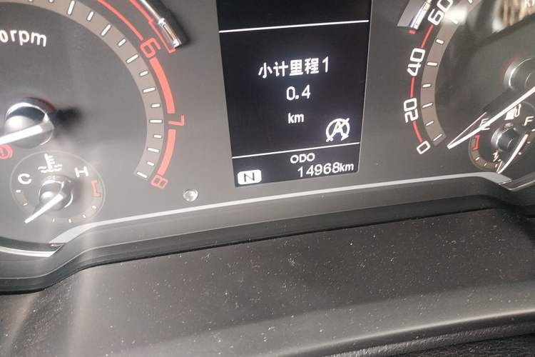 Used SAIC MAXUS T60 2017 2.0T Gasoline Automatic Two-Wheel Drive High-Ride Elite Standard Cabin Odometer Close Up