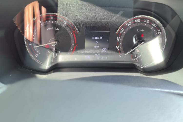 Used SAIC MAXUS T60 2017 2.0T Gasoline Automatic Two-Wheel Drive High-Ride Comfort-Grade Standard Cabin Odometer Close Up