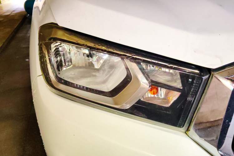 Used SAIC MAXUS T60 2017 2.8T Diesel Automatic 2WD High-Ride Elite Version Standard Cab China V Emission Standard Right Front Headlight