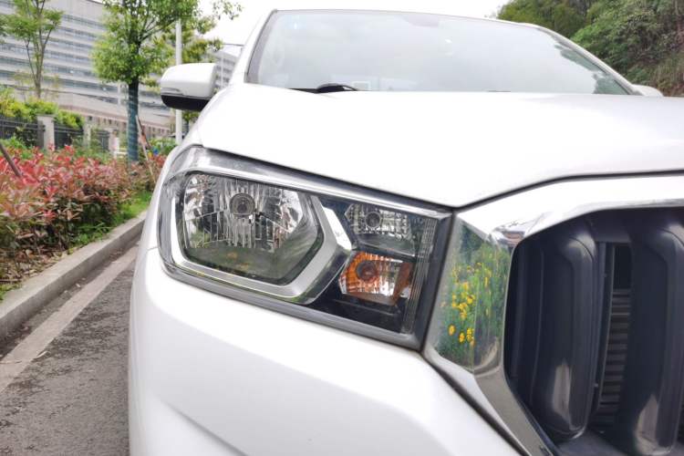 Used SAIC MAXUS T60 2017 2.8T Diesel Manual Two-Wheel Drive High-Ride Comfort Plus Long-Body Emission Standard V Right Front Headlight