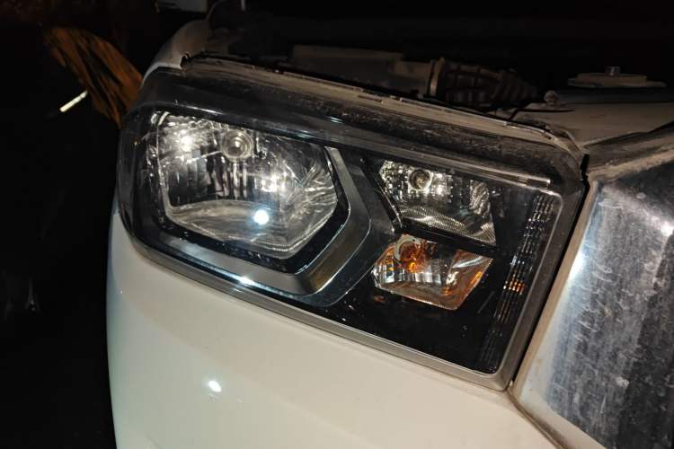 Used SAIC MAXUS T60 2017 2.4L Gasoline Manual Transmission Two-Wheel Drive High Ground Clearance Comfort Edition Standard Cabin Right Front Headlight