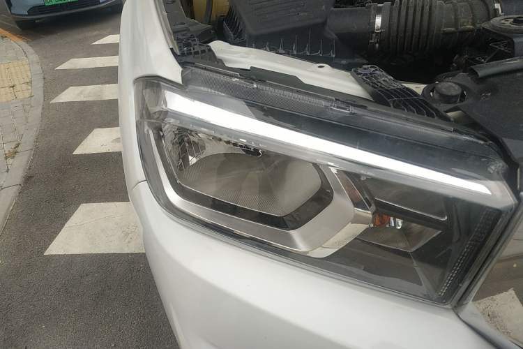 Used SAIC MAXUS T60 2017 2.0T Gasoline Automatic Two-Wheel Drive High-Ride Elite Standard Cabin Right Front Headlight