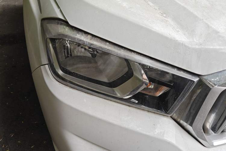 Used SAIC MAXUS T60 2017 2.0T Gasoline Automatic 4x4 High-Ride Elite Standard Cabin Right Front Headlight