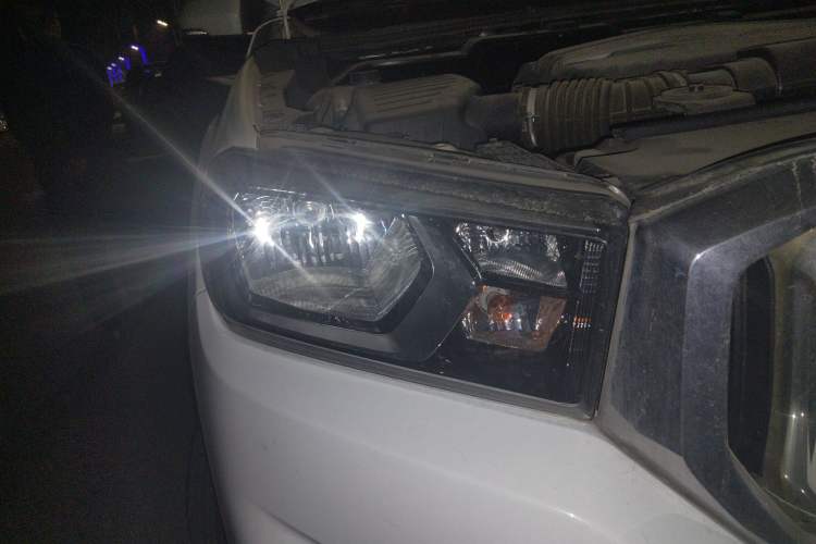 Used SAIC MAXUS T60 2017 2.0T Gasoline Automatic Two-Wheel Drive High-Ride Elite Standard Cabin Right Front Headlight