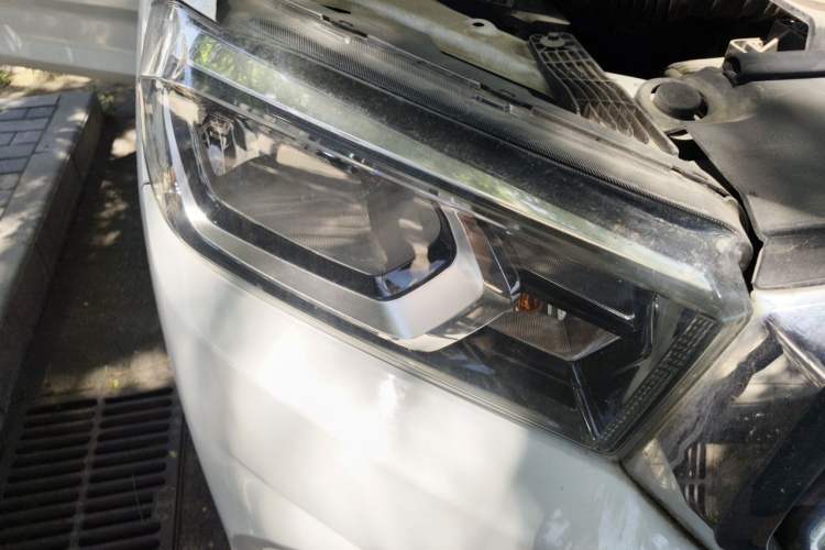 Used SAIC MAXUS T60 2017 2.0T Gasoline Automatic Two-Wheel Drive High-Ride Comfort-Grade Standard Cabin Right Front Headlight