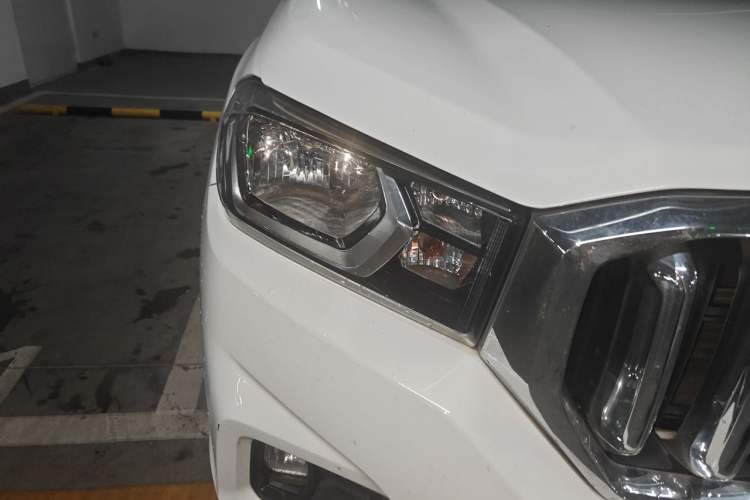 Used SAIC MAXUS T60 2017 2.0T Gasoline Automatic Two-Wheel Drive High-Ride Elite Standard Cabin Right Front Headlight