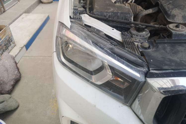 Used SAIC MAXUS T60 2017 2.8T Diesel Automatic 4x4 High-Ride Comfort Plus Long-Body Emission Standard V Right Front Headlight