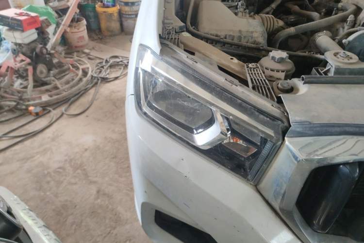 Used SAIC MAXUS T60 2017 2.8T Diesel Manual Two-Wheel Drive High-Ride Comfort Plus Long-Body Emission Standard V Right Front Headlight