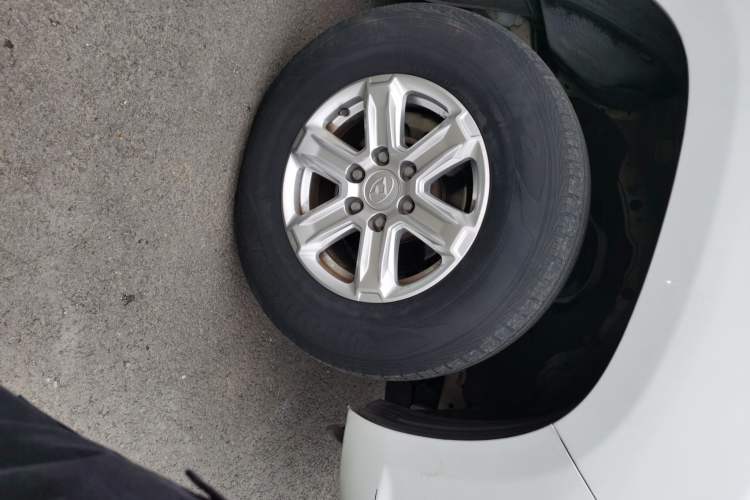 Used SAIC MAXUS T60 2017 2.8T Diesel Manual Two-Wheel Drive High-Ride Comfort Plus Long-Body Emission Standard V Right Front Wheel Hub