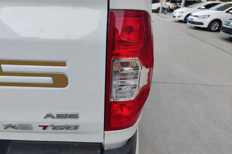 Used SAIC MAXUS T60 2017 2.4L Gasoline Manual Transmission Two-Wheel Drive Low-Profile Comfort Edition Standard Cabin Right Rear Taillight