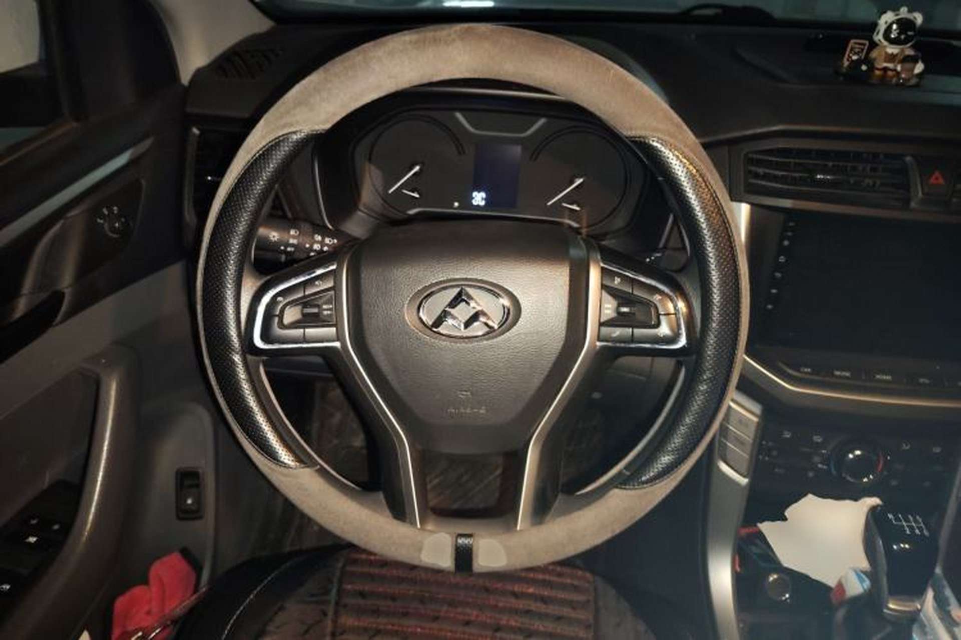 Used SAIC MAXUS T60 2017 2.8T Diesel Manual 4x4 High-Ride Comfort Edition Long Wheelbase China V Standard Steering Wheel