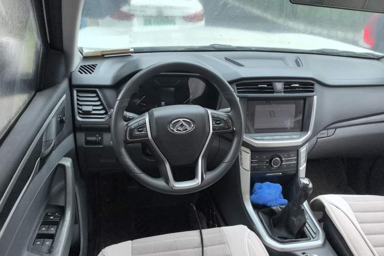 Used SAIC MAXUS T60 2017 2.4L Gasoline Manual Transmission Two-Wheel Drive High Ground Clearance Comfort Edition Standard Cabin Steering Wheel