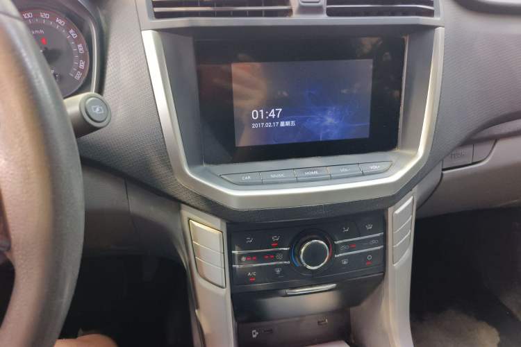 Used SAIC MAXUS T60 2019 2.4L Gasoline Manual Two-Wheel-Drive High-Ride Pioneer Edition Standard Cab Audio And AC Panel