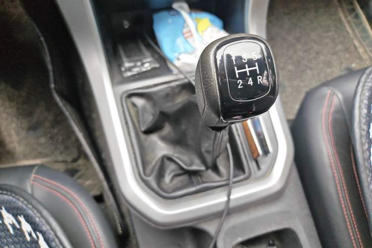 Used SAIC MAXUS T60 2019 2.4L Gasoline Manual Two-Wheel-Drive High-Ride Pioneer Edition Standard Cab Gear Lever