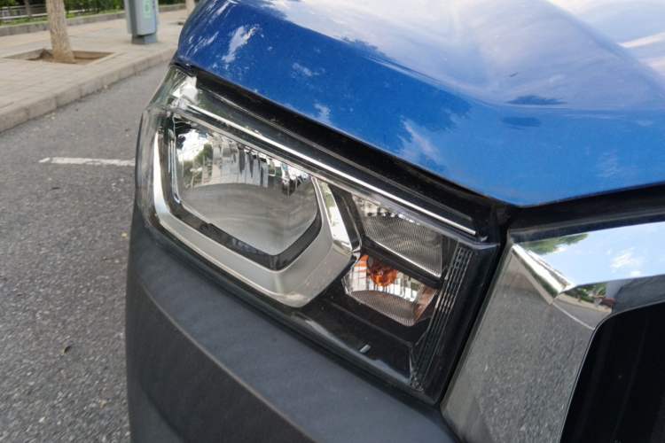 Used SAIC MAXUS T60 2019 2.4L Gasoline Manual Two-Wheel-Drive High-Ride Pioneer Edition Standard Cab Right Front Headlight