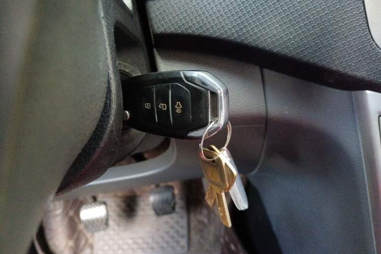 Used SAIC MAXUS T60 2019 2.4L Gasoline Manual Two-Wheel-Drive High-Ride Pioneer Edition Standard Cab Vehicle Key
