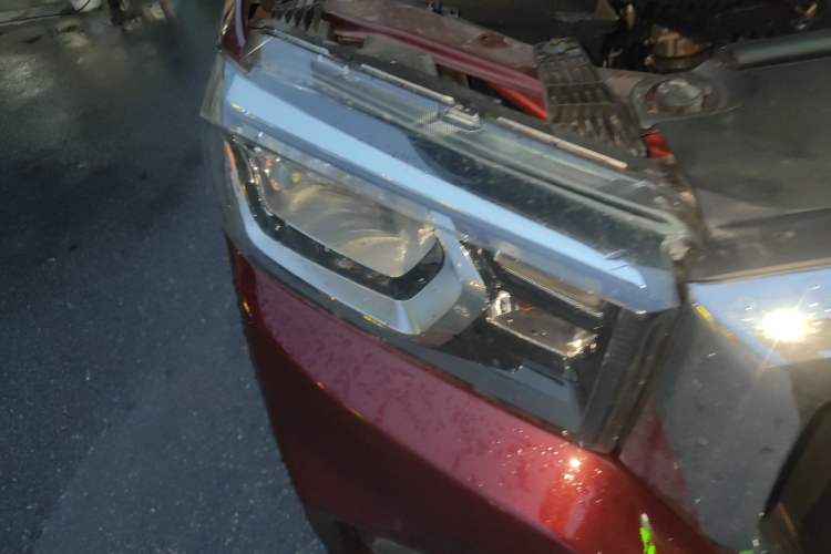 Used SAIC MAXUS T60 2019 2.0T Gasoline Automatic Transmission Two-Wheel Drive High Ground Clearance Comfort Edition Standard Cabin China VI Emmission Standards Right Front Headlight