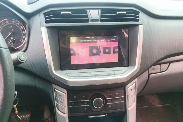 Used SAIC MAXUS T60 2019 2.0T Gasoline Automatic Transmission Two-Wheel Drive High Ground Clearance Comfort Edition Standard Cabin China VI Emmission Standards Audio And AC Panel