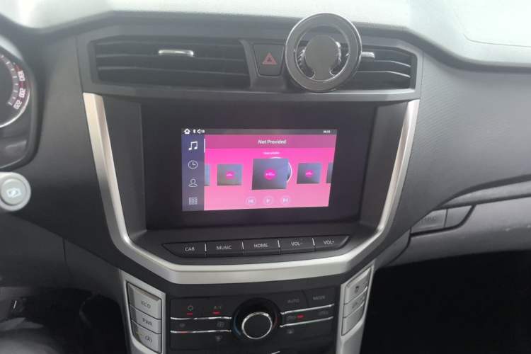 Used SAIC MAXUS T60 2019 2.0T Gasoline Automatic Transmission Two-Wheel Drive High Ground Clearance Comfort Edition Standard Cabin China VI Emmission Standards Audio And AC Panel