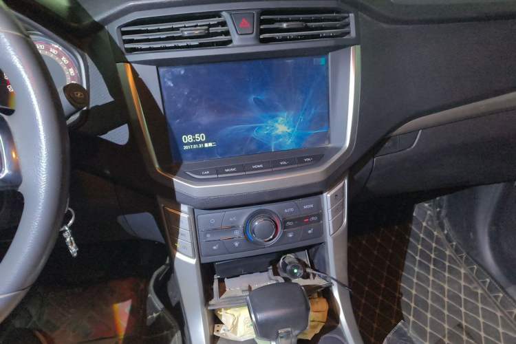 Used SAIC MAXUS T60 2019 2.0T Gasoline Automatic Two-Wheel Drive High-Profile Elite Version Standard Cabin China VI Standard Audio And AC Panel