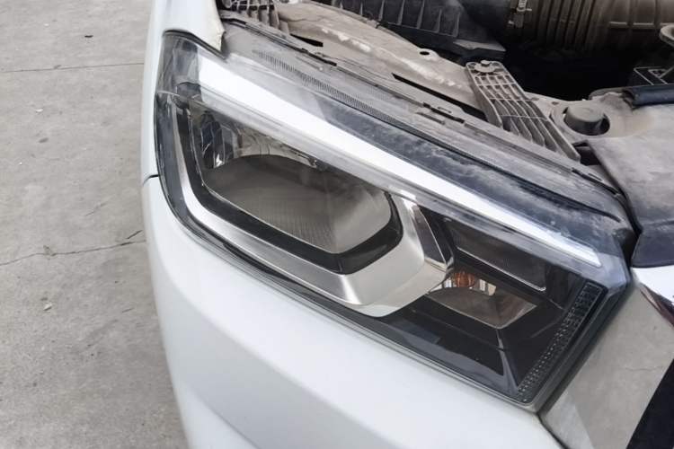 Used SAIC MAXUS T60 2019 2.0T Gasoline Automatic Transmission Two-Wheel Drive High Ground Clearance Comfort Edition Standard Cabin China VI Emmission Standards Right Front Headlight