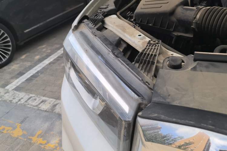 Used SAIC MAXUS T60  Right Front Headlight