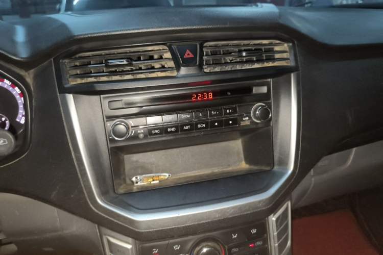 Used SAIC MAXUS T60 2020 2.0T Diesel Manual 4x4 High-Ride Pioneer Edition Long Wheelbase China VI Standard Audio And AC Panel