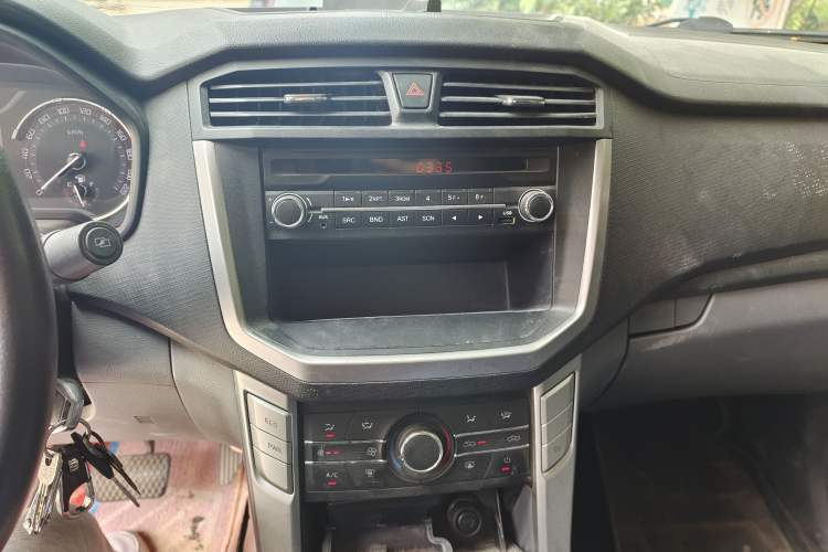 Used SAIC MAXUS T60 2020 2.0T Diesel Automatic 2WD High-Ride Pioneer Edition Long-Body China VI Audio And AC Panel