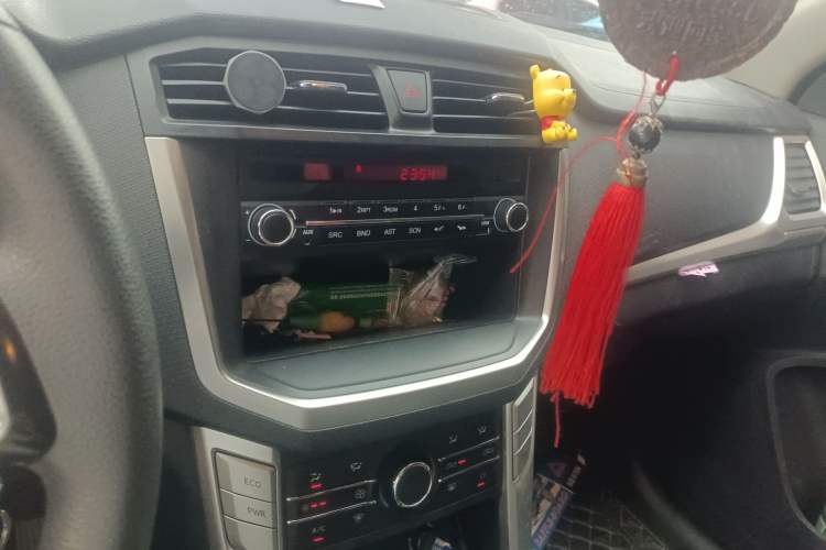 Used SAIC MAXUS T60 2020 2.0T Diesel Manual Two-Wheel Drive High-Ride Pioneer Edition Standard Cab China VI Audio And AC Panel