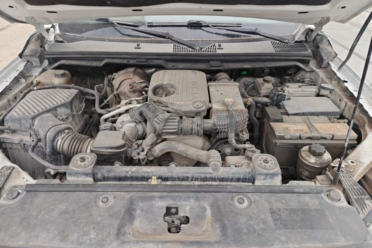 Used SAIC MAXUS T60 2020 2.0T Diesel Manual 4x4 High-Ride Pioneer Edition Long Wheelbase China VI Standard Engine Bay