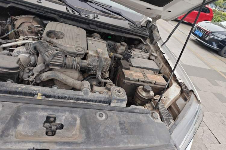 Used SAIC MAXUS T60 2020 2.0T Diesel Manual 4x4 High-Ride Pioneer Edition Long Wheelbase China VI Standard Engine Bay Left