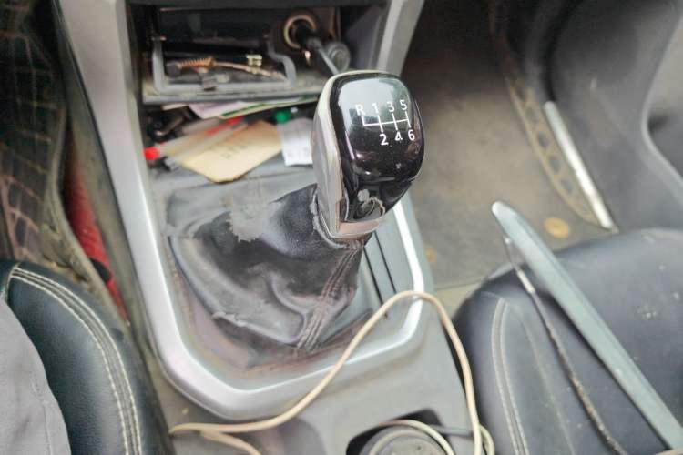 Used SAIC MAXUS T60 2020 2.0T Diesel Manual Two-Wheel Drive High-Ride Pioneer Edition Long Wheelbase China VI Standard Gear Lever