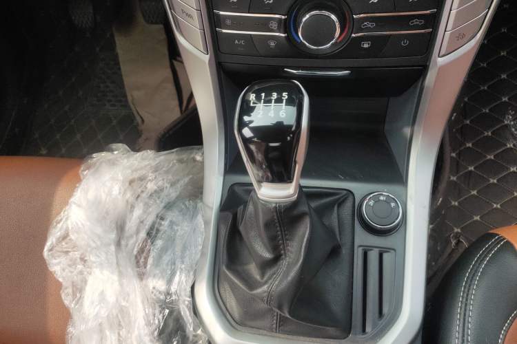 Used SAIC MAXUS T60 2020 2.0T Diesel Manual 4x4 High-Ride Pioneer Edition Long Wheelbase China VI Standard Gear Lever