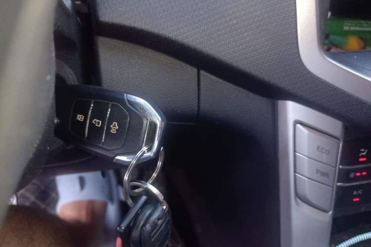 Used SAIC MAXUS T60 2020 2.0T Diesel Manual Two-Wheel Drive High-Ride Pioneer Edition Standard Cab China VI Interior 1