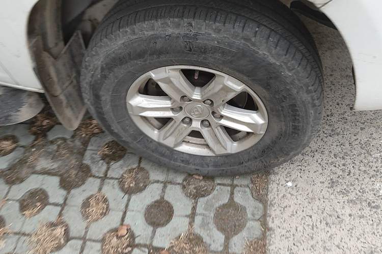 Used SAIC MAXUS T60 2020 2.0T Diesel Manual Two-Wheel Drive High-Ride Pioneer Edition Standard Cab China VI Right Front Wheel Hub
