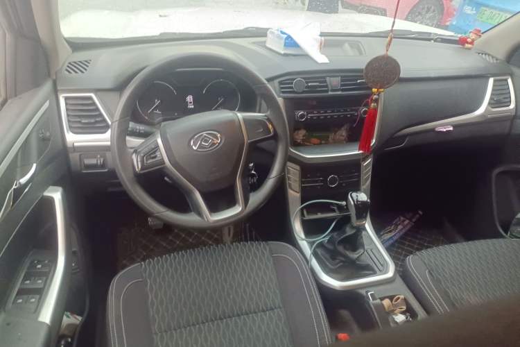 Used SAIC MAXUS T60 2020 2.0T Diesel Manual Two-Wheel Drive High-Ride Pioneer Edition Standard Cab China VI Steering Wheel