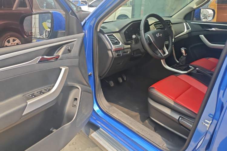 Used SAIC MAXUS T60 2022 5th Anniversary Edition 2.0T Diesel Manual Transmission 4x4 High Ground Clearance Comfort Version Flat Cargo Bed Driver Seat