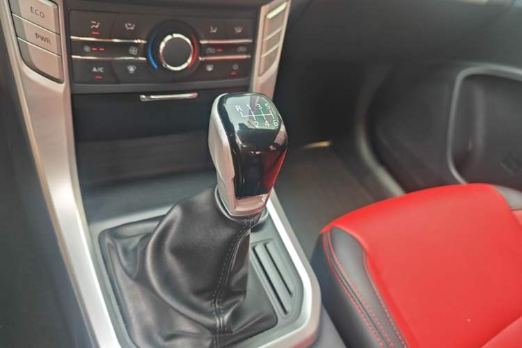 Used SAIC MAXUS T60 2022 5th Anniversary Edition 2.0T Diesel Manual Transmission 4x4 High Ground Clearance Comfort Version Flat Cargo Bed Gear Lever