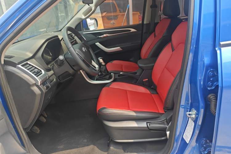 Used SAIC MAXUS T60 2022 5th Anniversary Edition 2.0T Diesel Manual Transmission 4x4 High Ground Clearance Comfort Version Flat Cargo Bed Left Front Seat
