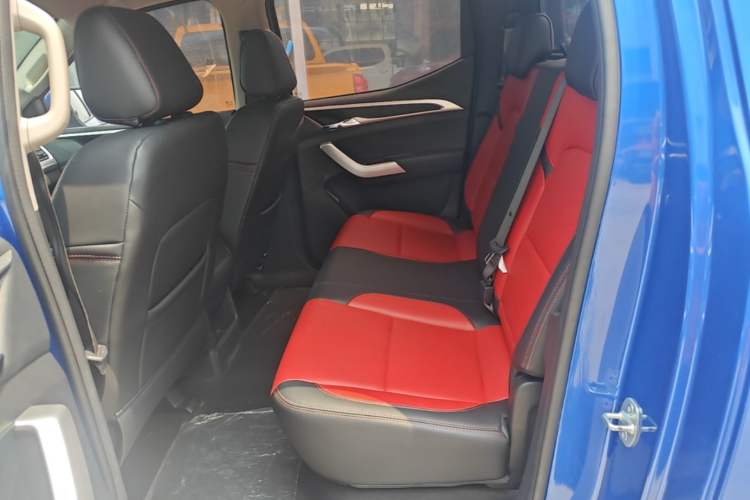 Used SAIC MAXUS T60 2022 5th Anniversary Edition 2.0T Diesel Manual Transmission 4x4 High Ground Clearance Comfort Version Flat Cargo Bed Left Rear Seat
