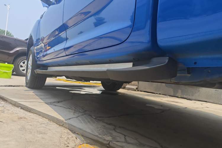 Used SAIC MAXUS T60 2022 5th Anniversary Edition 2.0T Diesel Manual Transmission 4x4 High Ground Clearance Comfort Version Flat Cargo Bed Left Side Sill