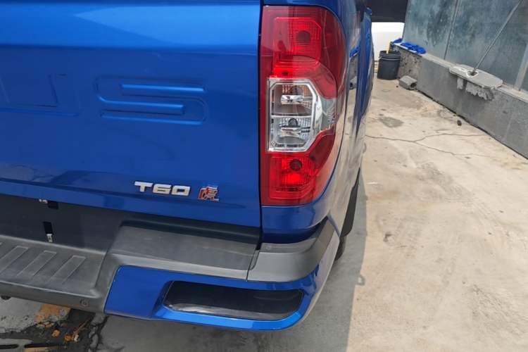 Used SAIC MAXUS T60 2022 5th Anniversary Edition 2.0T Diesel Manual Transmission 4x4 High Ground Clearance Comfort Version Flat Cargo Bed Right Rear Taillight