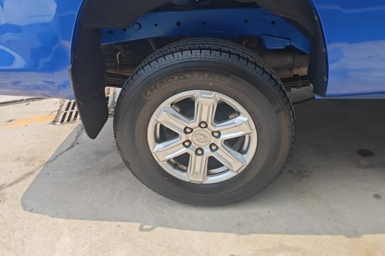 Used SAIC MAXUS T60 2022 5th Anniversary Edition 2.0T Diesel Manual Transmission 4x4 High Ground Clearance Comfort Version Flat Cargo Bed Right Rear Wheel Hub
