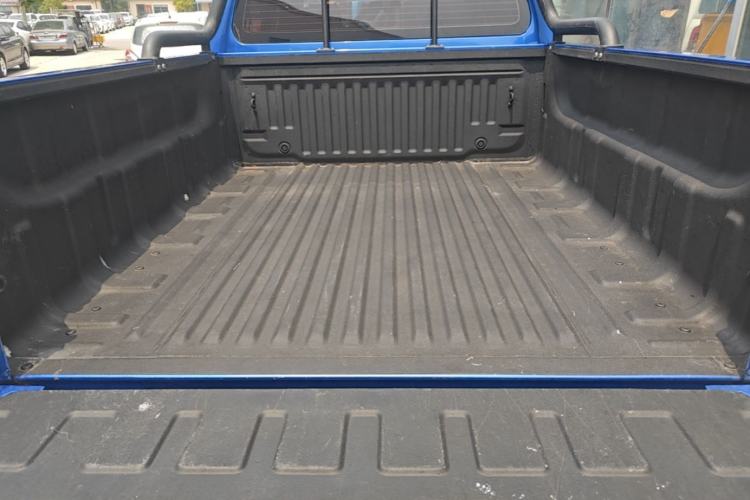 Used SAIC MAXUS T60 2022 5th Anniversary Edition 2.0T Diesel Manual Transmission 4x4 High Ground Clearance Comfort Version Flat Cargo Bed Trunk